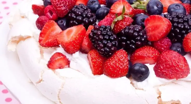 Pavlova Cake