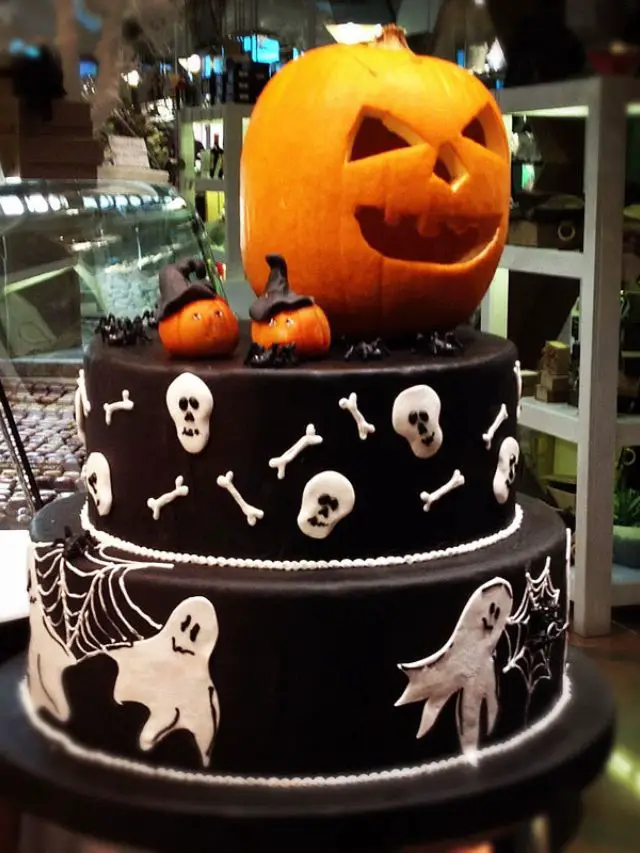 10 Interesting Facts About Halloween Cake (1)